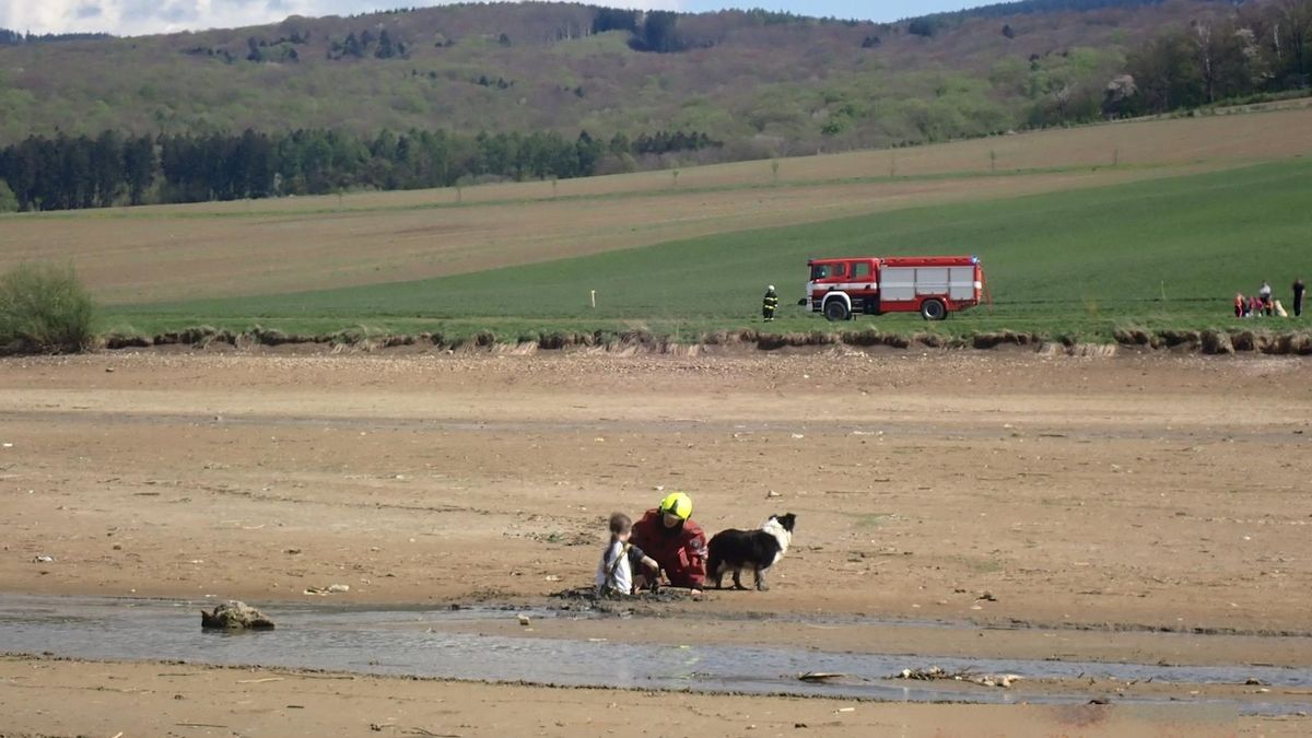 Hasiči na Uherskohradišťsku zachraňovali chlapce zapadlého do bahna v rybníku